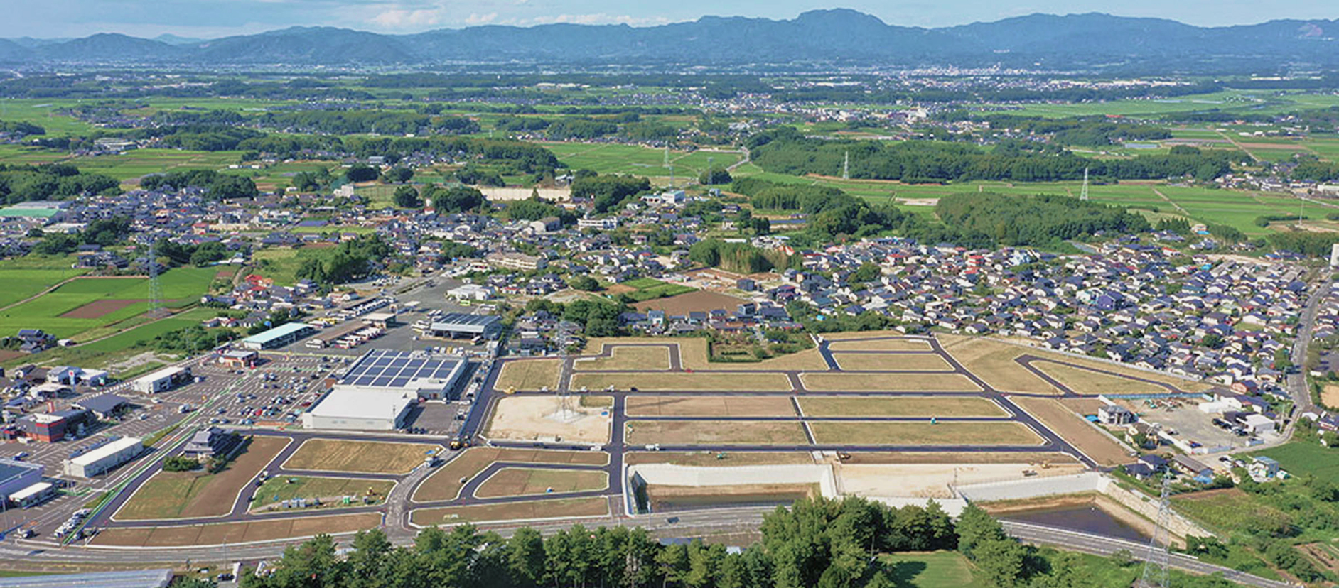 自然と街が広がる分譲地の風景